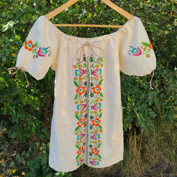 Vintage Dresses & Skirts - Vintage Embroidered Mexican Boho Minidress
